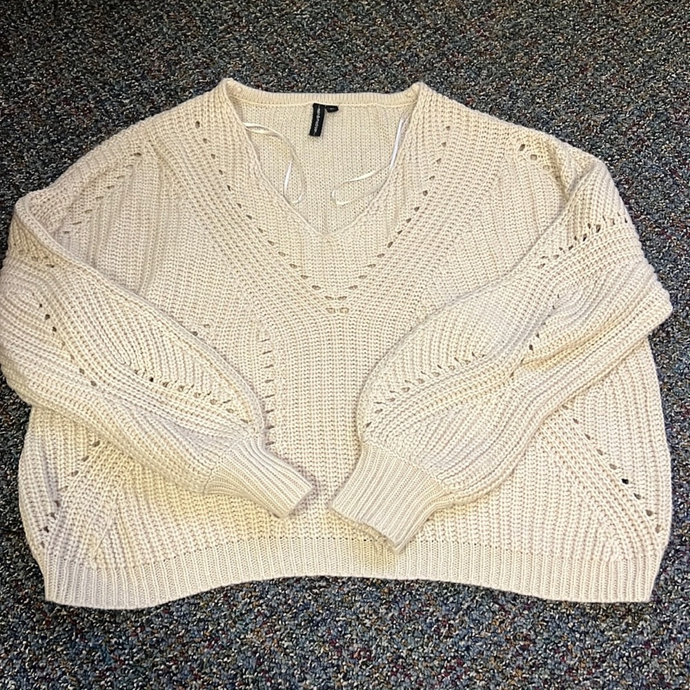 Moon&Madison cream v-neck sweater. Size Medium.